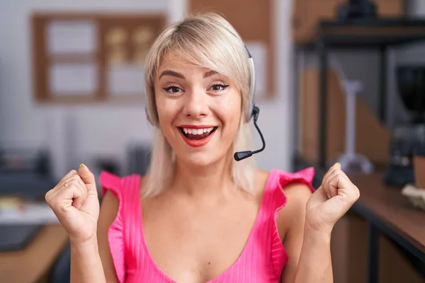 Mujer Caucásica Joven Con Auriculares Agente Call Center Gritando Orgulloso — Foto de Stock