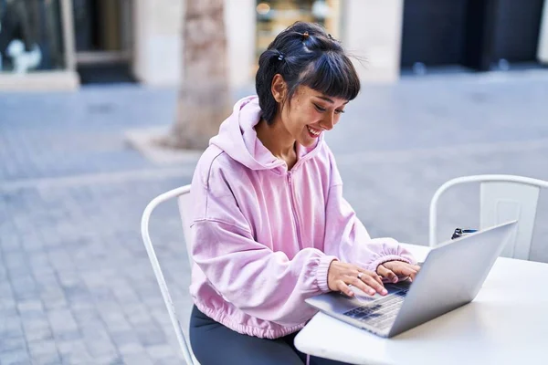 Młoda Kobieta Pomocą Laptopa Siedzi Stole Tarasie Kawiarni — Zdjęcie stockowe