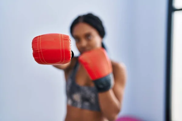 スポーツセンターでの集中表現を持つアフリカ系アメリカ人女性ボクシング — ストック写真