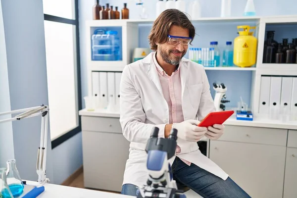 Homem Meia Idade Cientista Sorrindo Confiante Usando Touchpad Laboratório — Fotografia de Stock
