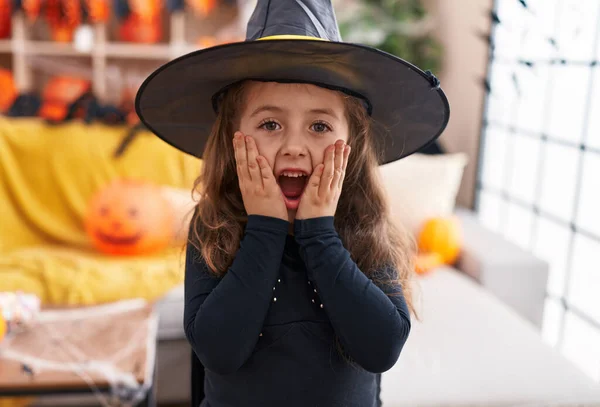 Adorable Chica Hispana Teniendo Fiesta Halloween Con Expresión Sorpresa Casa —  Fotos de Stock