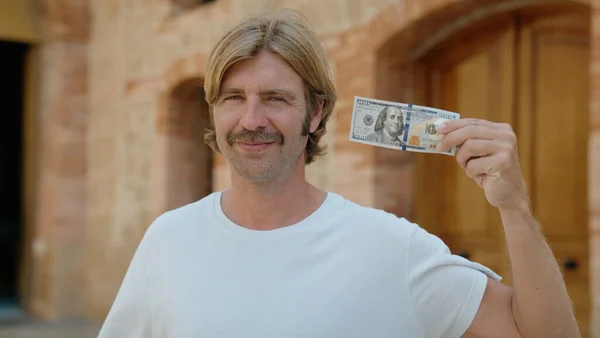Νέος Ξανθός Άνδρας Χαμογελά Σίγουρος Κρατώντας Χαρτονόμισμα Των 100 Δολαρίων — Φωτογραφία Αρχείου