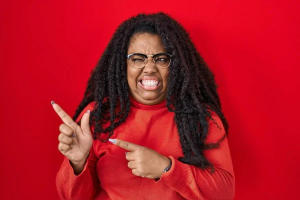 Size Hispanic Woman Standing Red Background Pointing Aside Worried Nervous — Stock Photo, Image
