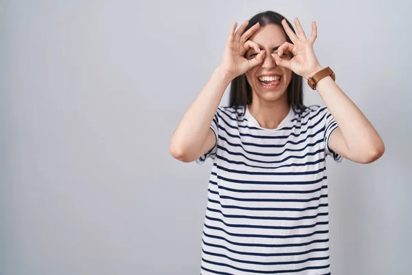 Mujer Morena Joven Con Camiseta Rayas Haciendo Buen Gesto Como —  Fotos de Stock