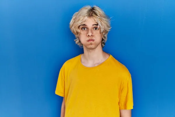 Jeune Homme Moderne Debout Sur Fond Bleu Joues Gonflées Avec — Photo