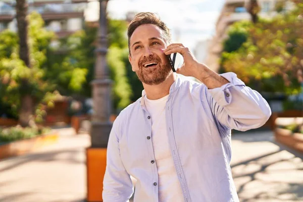 Genç Beyaz Adam Gülümsüyor Parktaki Akıllı Telefondan Konuşuyor — Stok fotoğraf