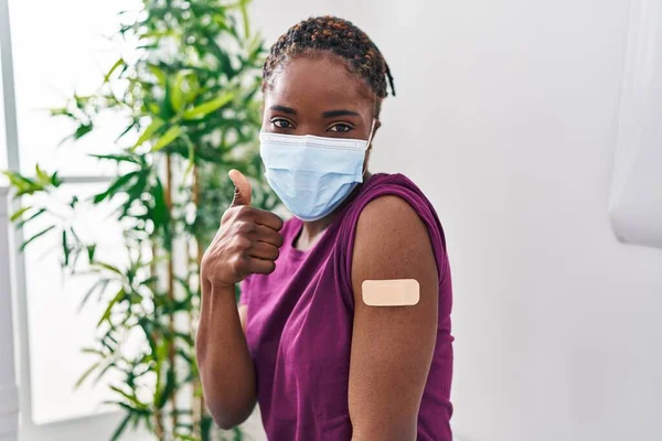 Piękna Czarna Kobieta Dostaje Szczepionkę Pokazując Ramię Bandażem Uśmiechnięty Szczęśliwy — Zdjęcie stockowe