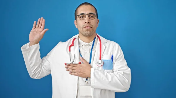 Ung Latinamerikansk Man Läkare Gör Med Handen Bröstet Över Isolerad — Stockfoto