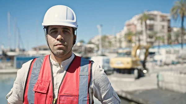 Jeune Homme Hispanique Constructeur Debout Avec Une Expression Détendue Rue — Photo