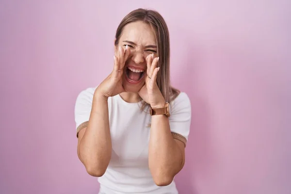 Blonde Caucasian Woman Standing Pink Background Shouting Angry Out Loud — Foto Stock
