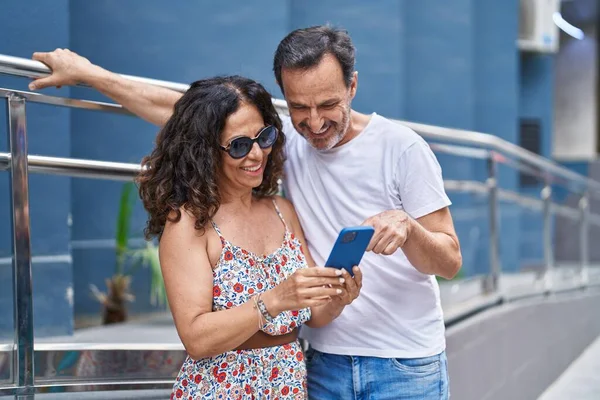 Man Woman Couple Hugging Each Other Using Smartphone Street — Stockfoto