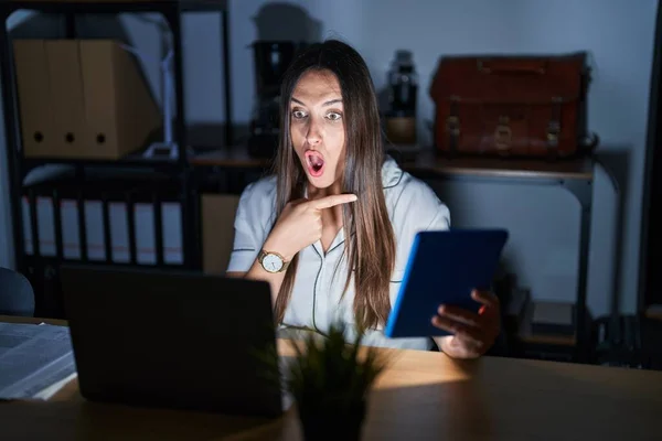 Geceleri Ofiste Çalışan Esmer Bir Kadın Parmaklarını Yana Çevirmiş Ağzı — Stok fotoğraf