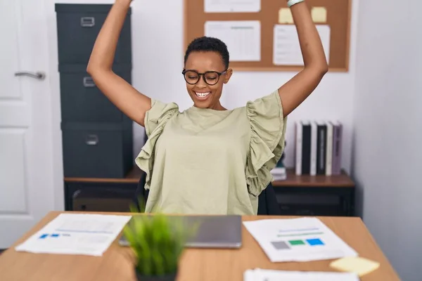 Африканська Жінка Бізнесмен Яка Працює Ноутбуком Виразом Переможця Офісі — стокове фото