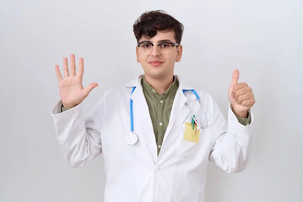 Junger Mann Arztuniform Und Stethoskop Zeigt Mit Finger Nummer Sechs — Stockfoto