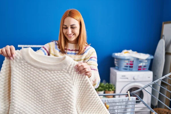 Ung Kaukasisk Kvinna Ler Säker Hängande Kläder Klädstreck Tvättstuga — Stockfoto