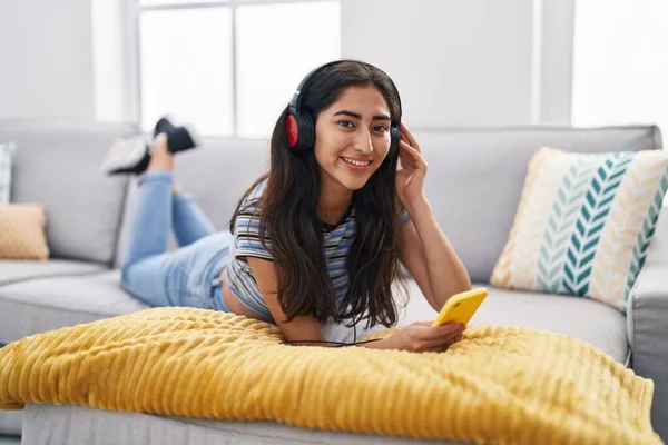 Genç Spanyol Kız Evdeki Kanepede Uzanmış Müzik Dinliyor — Stok fotoğraf