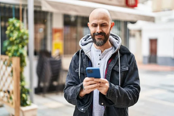 Jovem Careca Sorrindo Confiante Usando Smartphone Rua — Fotografia de Stock