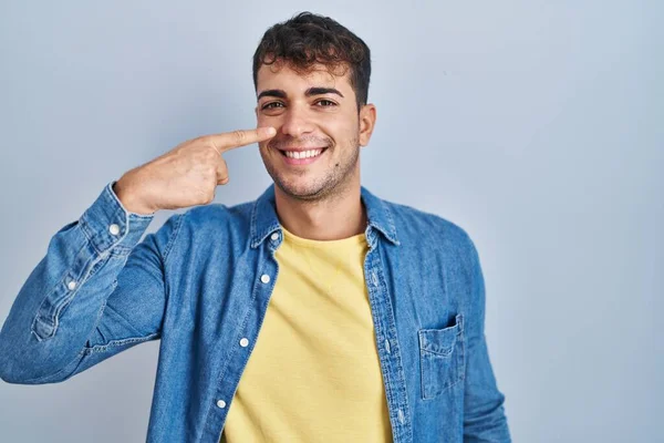 Young Hispanic Man Standing Blue Background Pointing Hand Finger Face — Stock fotografie