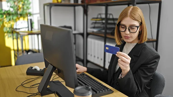 Молодая Блондинка Бизнес Работница Покупки Помощью Компьютера Кредитной Карты Офисе — стоковое фото