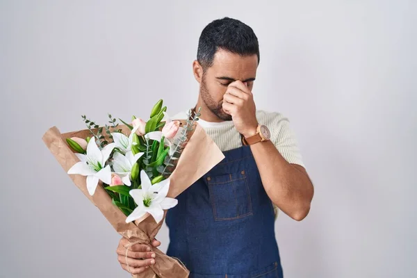 髭を生やしたヒスパニック系の男性は 花屋の疲れ鼻をこすり 目は疲労や頭痛を感じながら働いています ストレスとフラストレーションの概念 — ストック写真