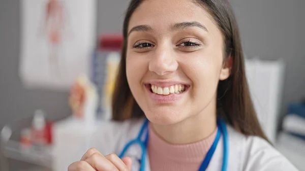 Young Beautiful Hispanic Woman Doctor Smiling Confident Sitting Table Clinic — Stock fotografie