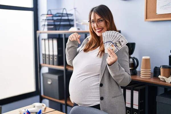 Těhotná Žena Drží Kanceláři Dolary Ukazující Prstem Jednoho Samolibě Usmívajícího — Stock fotografie