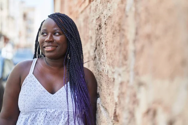 Afroamerykanka Uśmiecha Się Pewnie Spoglądając Ulicę — Zdjęcie stockowe