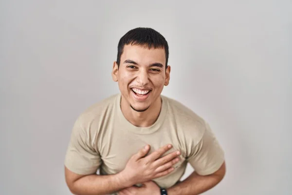 Νεαρός Άραβας Φοράει Casual Shirt Χαμογελώντας Και Γελώντας Δυνατά Γιατί — Φωτογραφία Αρχείου