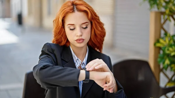 Młoda Ruda Kobieta Biznes Pracownik Patrząc Zegarek Relaksującą Ekspresją Tarasie — Zdjęcie stockowe