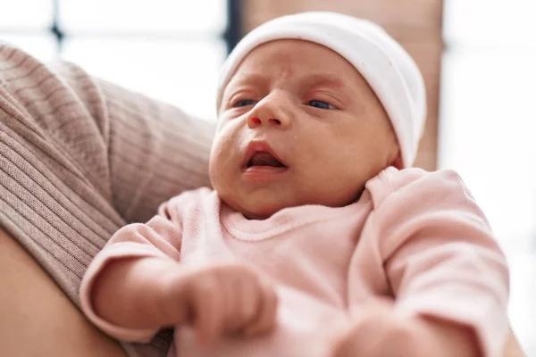 自宅で母親の腕の上に寝そべっている愛らしいパニックの赤ちゃん — ストック写真