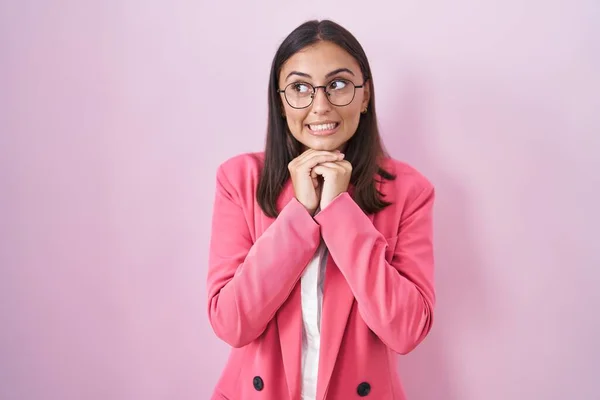Mulher Hispânica Jovem Vestindo Roupas Negócios Óculos Rindo Nervoso Animado — Fotografia de Stock