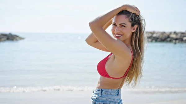Junge Blonde Touristin Bikini Kämmt Strand Die Haare Mit Den — Stockfoto