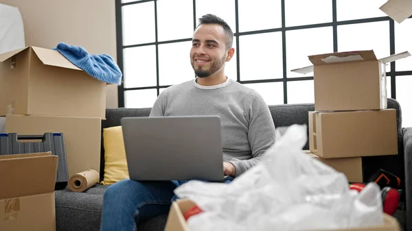 Homem Hispânico Sorrindo Confiante Usando Laptop Nova Casa — Fotografia de Stock