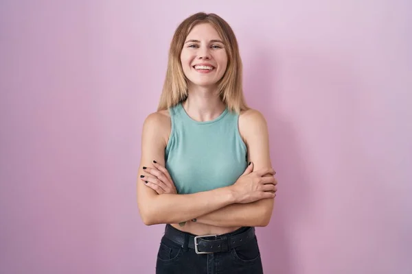 Blonde Kaukasische Frau Die Über Rosa Hintergrund Glücklich Lächelnd Mit — Stockfoto