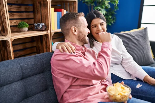 Ehepaar Isst Pommes Kartoffeln Hause Auf Dem Sofa — Stockfoto