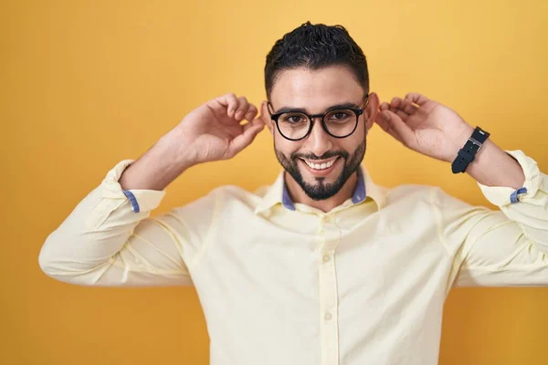 Jovem Hispânico Vestindo Roupas Negócios Óculos Sorrindo Puxando Orelhas Com — Fotografia de Stock
