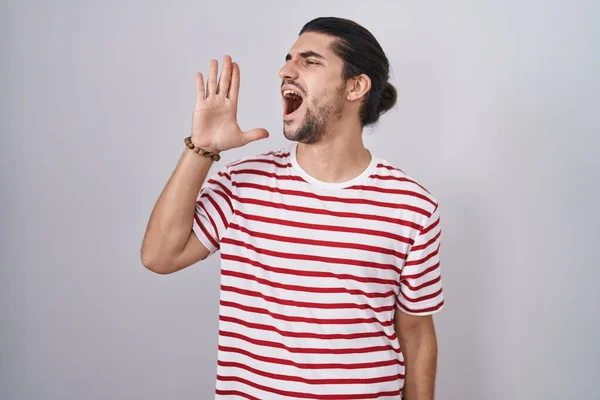 Hispánec Dlouhými Vlasy Stojící Nad Izolovaným Pozadím Křičící Křičící Stranu — Stock fotografie