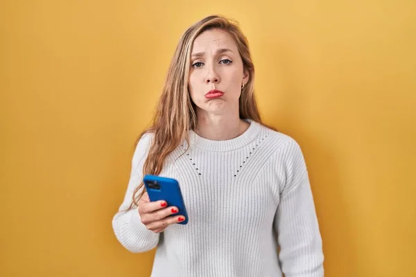 Tânără Blondă Care Folosește Mesajul Tastare Smartphone Ului Este Deprimată — Fotografie, imagine de stoc