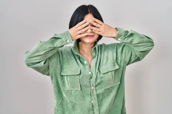 Joven Mujer Asiática Pie Sobre Fondo Blanco Cubriendo Los Ojos — Foto de Stock