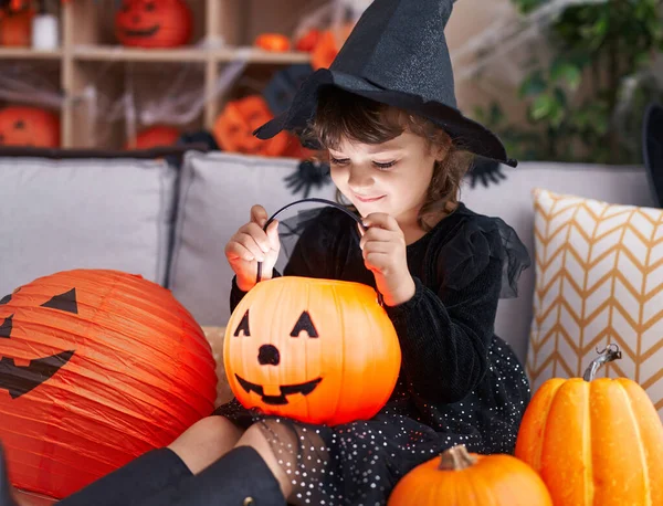 Adorável Hispânico Menina Ter Halloween Festa Olhando Abóbora Cesta Casa — Fotografia de Stock