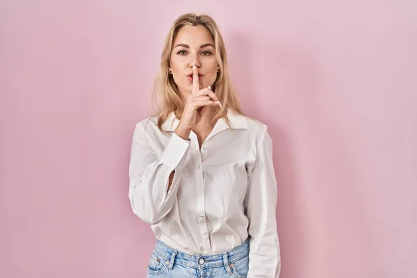 Jonge Blanke Vrouw Draagt Casual Witte Shirt Roze Achtergrond Vragen — Stockfoto