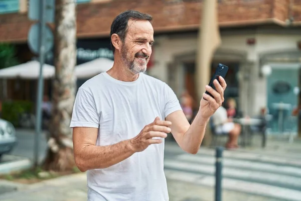 Middelbare Leeftijd Man Glimlachend Zelfverzekerd Met Video Call Straat — Stockfoto