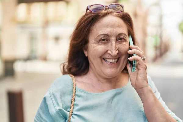 Starsza Kobieta Uśmiecha Się Pewnie Rozmawiając Smartfonie Ulicy — Zdjęcie stockowe