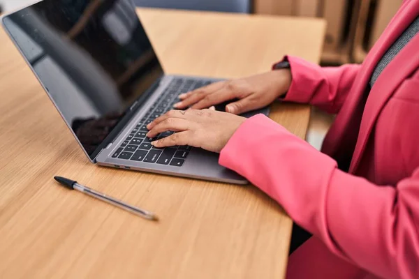 Young Beautiful Hispanic Woman Using Laptop Working Office —  Fotos de Stock