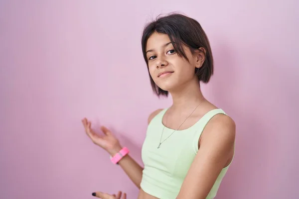 Young Girl Standing Pink Background Inviting Enter Smiling Natural Open — Stock Photo, Image
