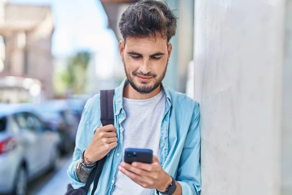 Jeune Homme Hispanique Étudiant Souriant Confiant Utilisant Smartphone Dans Rue — Photo