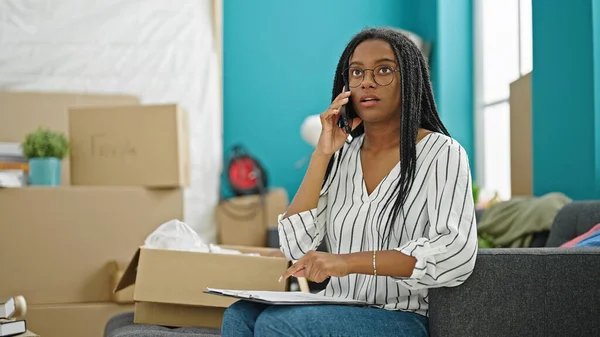 Afro Amerikalı Kadın Akıllı Telefondan Konuşuyor Yeni Eve Üzgün Bakıyor — Stok fotoğraf