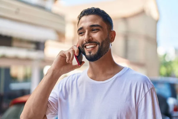 Genç Arap Adam Gülümsüyor Kendinden Emin Bir Şekilde Caddedeki Akıllı — Stok fotoğraf