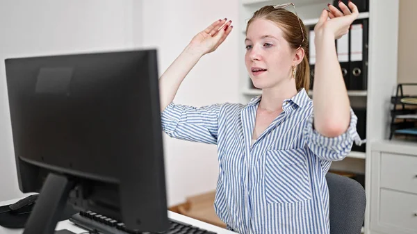 Junge Blonde Geschäftsfrau Nimmt Büro Eine Brille Aus Dem Computer — Stockfoto