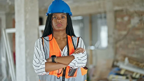 Mujer Afroamericana Constructora Pie Con Los Brazos Cruzados Gesto Expresión —  Fotos de Stock